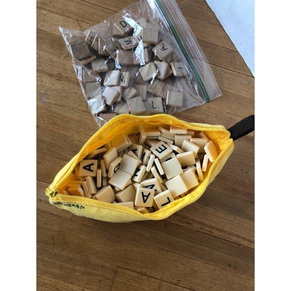 Bananagrams Crossword Family Fun Game Bananagram Word Play Used - Picture 2 of 5